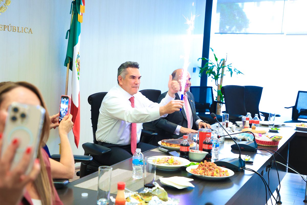 Gracias de corazón a mis compañeras Senadoras y Senadores por el pastel y las felicitaciones. Se siente bien compartir estos momentos con quienes también compartimos la responsabilidad de trabajar por México. ¡A seguirle dando con todo! 👊🏼🇲🇽