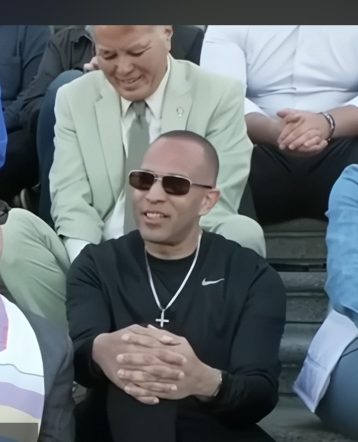 High5Flexington's tweet photo. why is Hakeem Jeffries wearing a reverse cross??? https://t.co/HmD0tjECbA