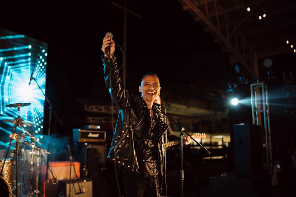 omo les comenté no soy de tirarme para que me levanten, solo les informo que he estado 3 semanas hospitalizado. 
Mañana me pondrán una sonda porque el alimento no pasa por mi intestino
Les agradezco como siempre su buena vibra y denle amor a mi sencillo esos ojos!