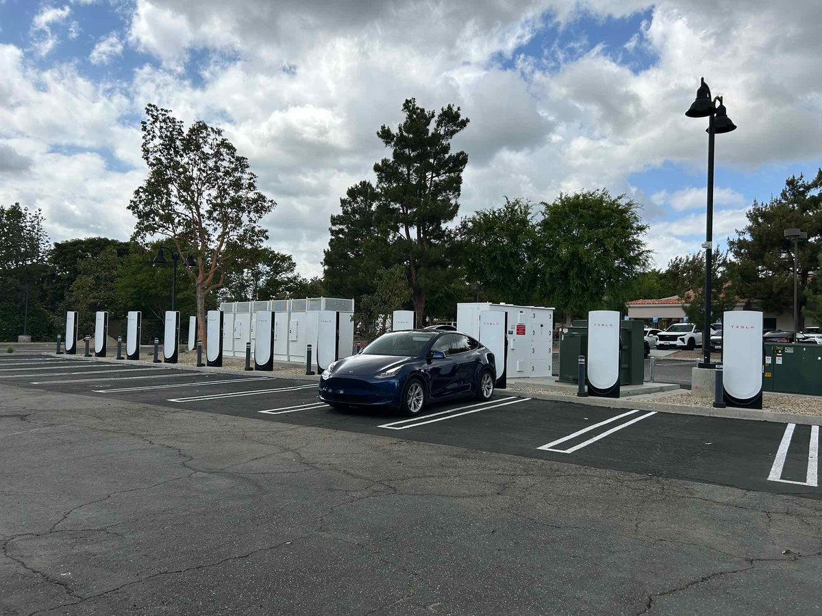 New Tesla Supercharger: Simi Valley, CA (24 stalls) 
tesla.com/findus?locatio…