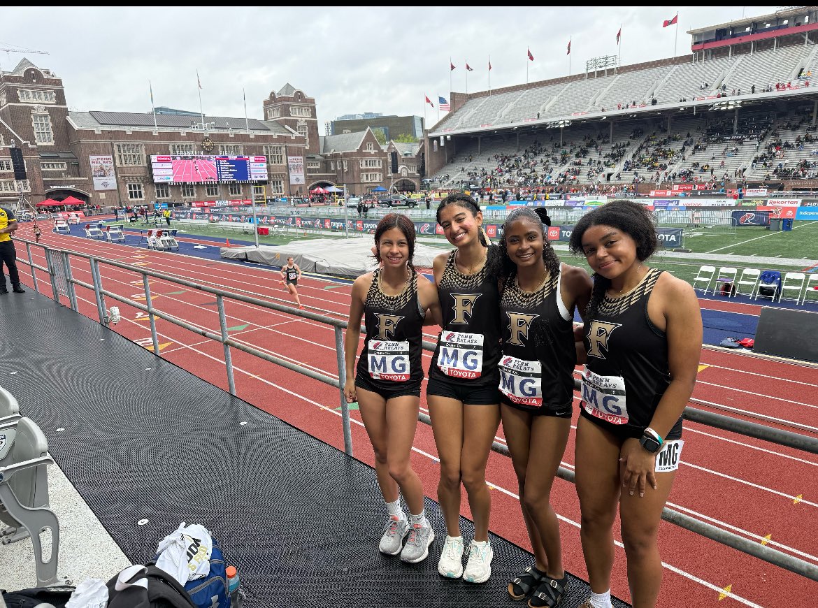 freedomhs_xctf's tweet image. Huge Penn Relays weekend for Freedom Track!
• Boys 4x100 (Leo, Nate, Pritam, Josh) — Won their section!

• Greg— 1st FHS boy to qualify for the 3000m Championship!

• Girls 4x400 (Emelia, Sanvi, Aliana, Rachel) — Proudly repped Freedom on one of the biggest stages!