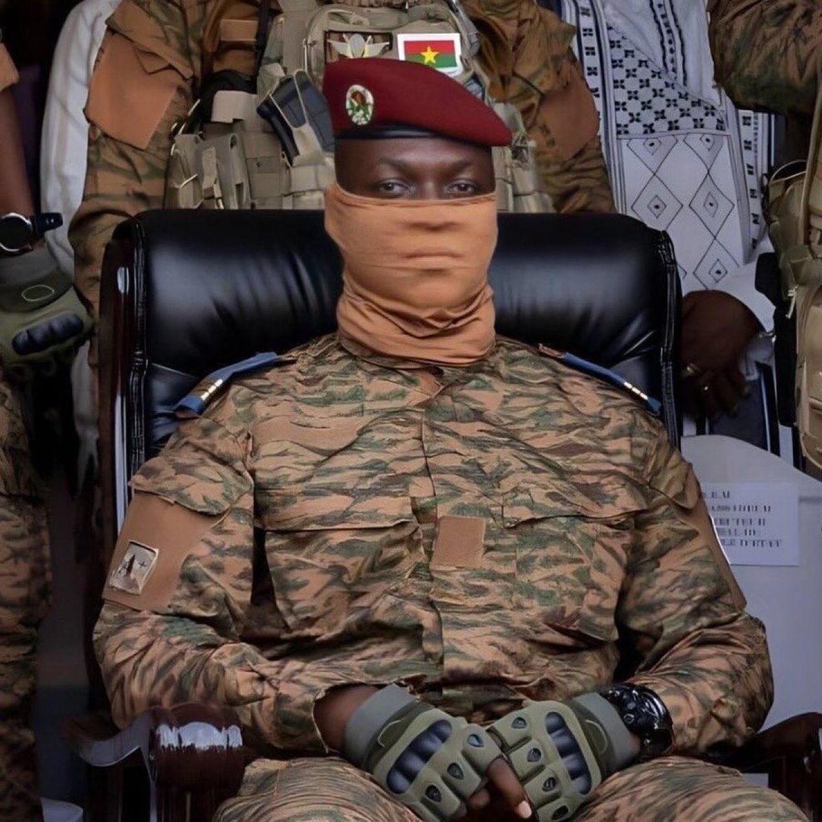 y1li9's tweet photo. الرئيس الأكثر إثارة للجدل في العالم حاليًا... 🚨

حظي الرئيس إبراهيم تراوري، الذي تولى السلطة في بوركينا فاسو قبل أكثر من عامين، بإشادة واسعة النطاق لإصلاحاته الرائدة، بما في ذلك بناء أول مصفاة ذهب في البلاد وزيادة رواتب موظفي الخدمة المدنية بنسبة 50%.

أصبح تراوري، البالغ من العمر 37 عامًا، أصغر رئيس دولة في العالم عام 2022 بعد انقلاب عسكري، مُركزًا على الاعتماد على الذات اقتصاديًا والفخر الثقافي. وقد حظيت قيادته بدعم واسع النطاق في جميع أنحاء أفريقيا، حيث ورد أن المدنيين يحرسون الدوارات لحمايته.

إليكم قائمة ببعض ما حققه الكابتن إبراهيم تراوري في بوركينا فاسو في أقل من عامين من توليه السلطة. 👇

لايك حبايبي وتابعو معي التكملة أسفل التغريدة🤍