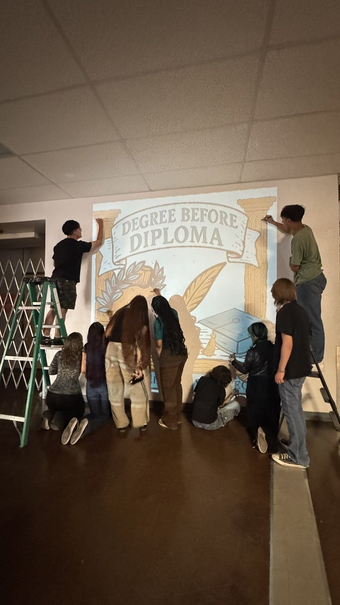 Bee_SanchezArt's tweet image. art club is starting the mural for @phecspartans today! @PHills_HS @iortega_PHHS @SISD_FineArts