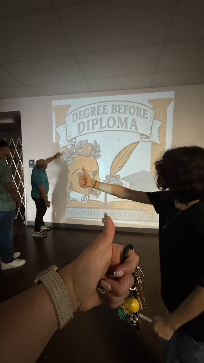 Bee_SanchezArt's tweet image. art club is starting the mural for @phecspartans today! @PHills_HS @iortega_PHHS @SISD_FineArts