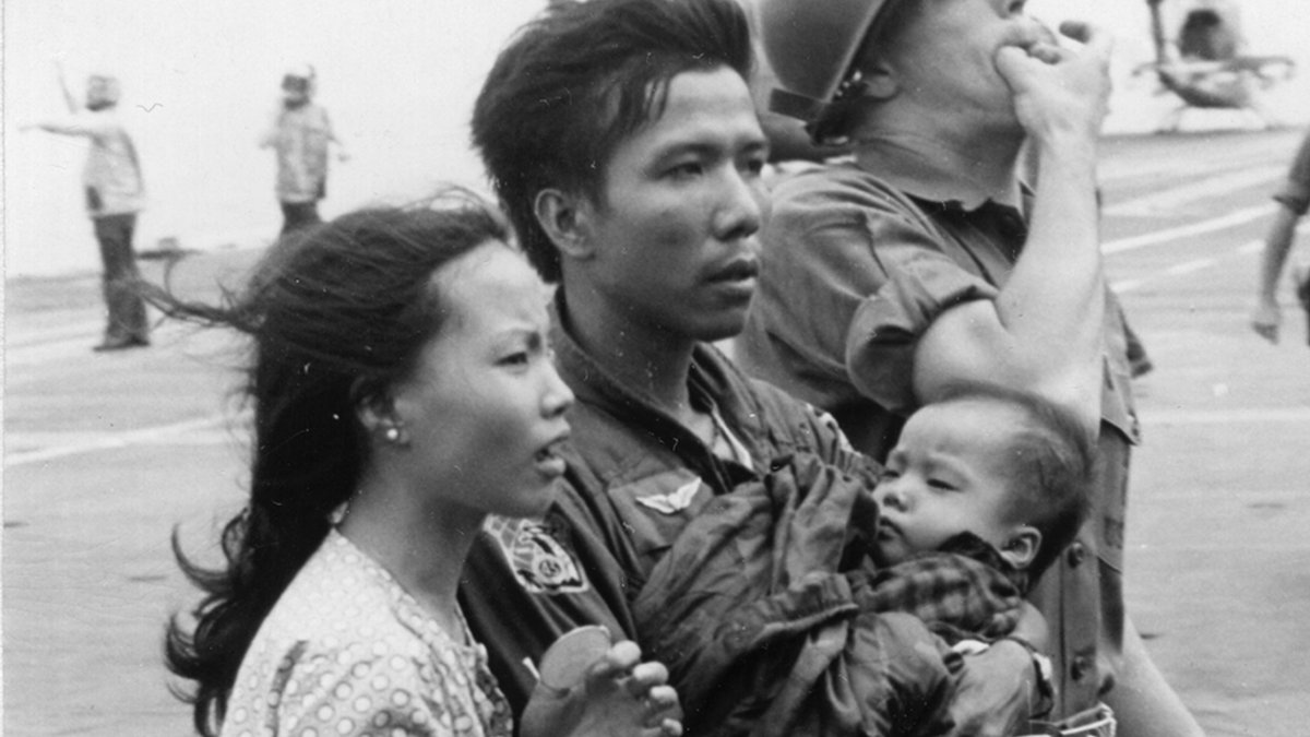 Přesně před 50 lety se odehrála zázračná záchrana. Jak kolaboval Jižní Vietnam, pokoušel se major letectva Buang-Ly s manželkou a 5 dětmi dostat do bezpečí. Američané také utíkali. Buang-ly našel  dvoumístnou průzkumnou Cessnu O-1 Bird Dog a nacpal do ní rodinu i kufry. 
1/9