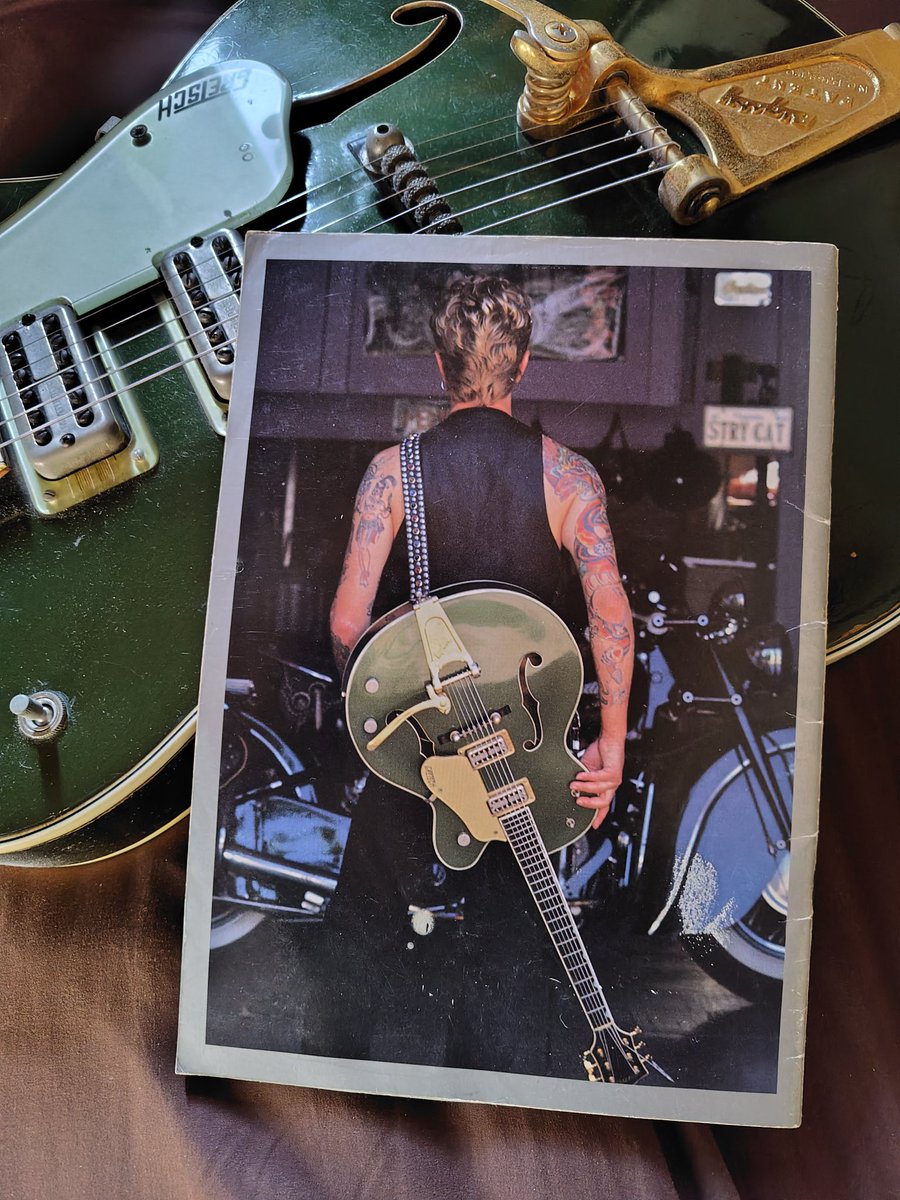 101HIROAKI's tweet image. #gretsch
#BrianSetzer
93年のツアーパンフの裏表紙。
これ見てキャデラックグリーンのグレッチの虜になった。