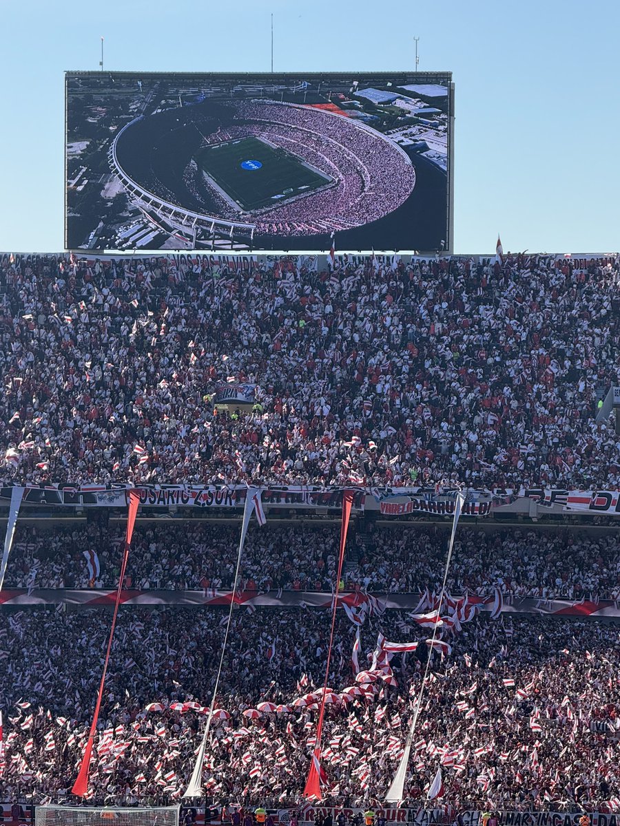 Faltan mas tirantes. El trapo de LBDT en la pared de la sivori alta. Los pibes arriba de los paravalanchas. El trapo tricolor. Todos los bombos de lbdt. 
De a poco va tomando color