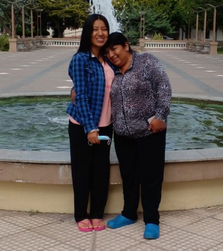 alejitoo_05's tweet photo. @DalilaCarrizo05 @sangrrecuyana El diablo loco no sabía q tenías una foto con la señora a la que le compré un sánguche en el persa ❤️‍🩹 https://t.co/Tt27en4Fjn