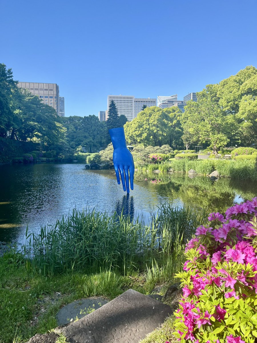 AIで作ったみたいなリアルな写真in日比谷公園。青が映えますねー笑