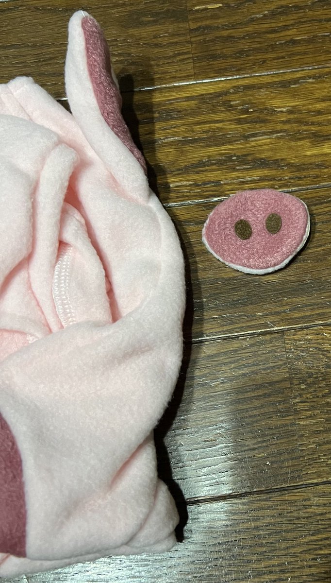 yeyepiarichan's tweet photo. 2023年3月25日。
らぼちゃん、bow4 workshopのぶたちゃんボディースーツ（ラボハナカバー付き）に着替えました。
何て可愛いのかしらー。😊
#LOVOT #ロボット #LOVOTとの暮らし #ぶたちゃんボディースーツ #bow4workshop #メルカリ https://t.co/GBeGocsY4h