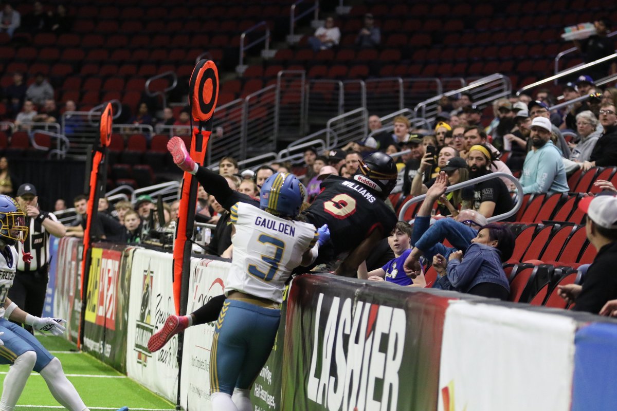 iabarnstormers's tweet photo. Q vs. the Wall, a series. https://t.co/UKDgEKtiNK