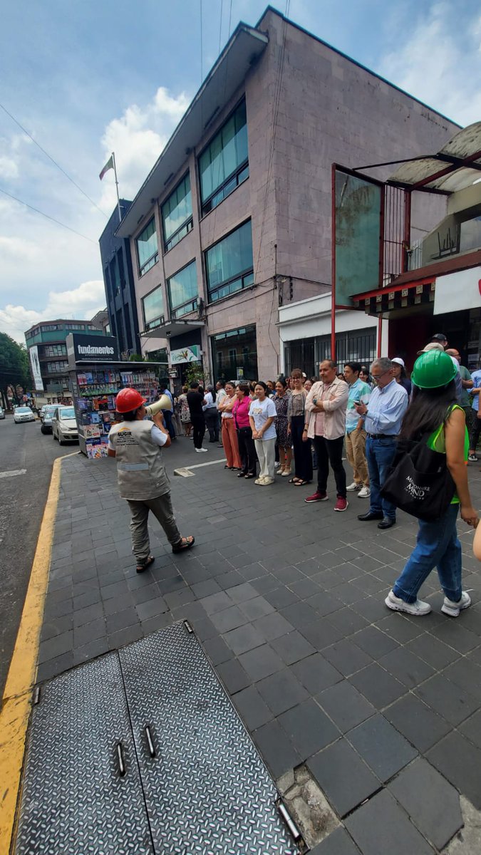 🌍 Estudiantes internacionales de la UV participaron activamente en el #SimulacroNacional2025 este martes 29 de abril, evacuando en menos de 3 minutos. Este ejercicio refuerza la cultura de prevención y seguridad en nuestra comunidad universitaria.

#EEEUV #UV #ProtecciónCivil