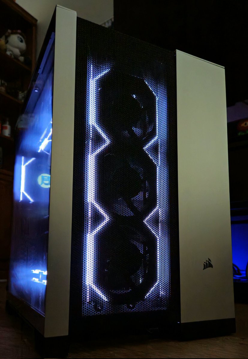BlooHook's tweet image. 12 CPU Cores
64GB of RAM
32GB of VRAM
14TB of storage
12 fans
11 screens
80+ pounds
It is done