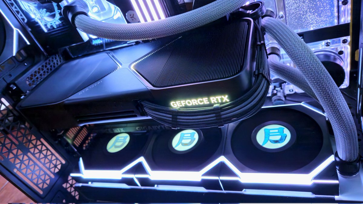 BlooHook's tweet image. 12 CPU Cores
64GB of RAM
32GB of VRAM
14TB of storage
12 fans
11 screens
80+ pounds
It is done
