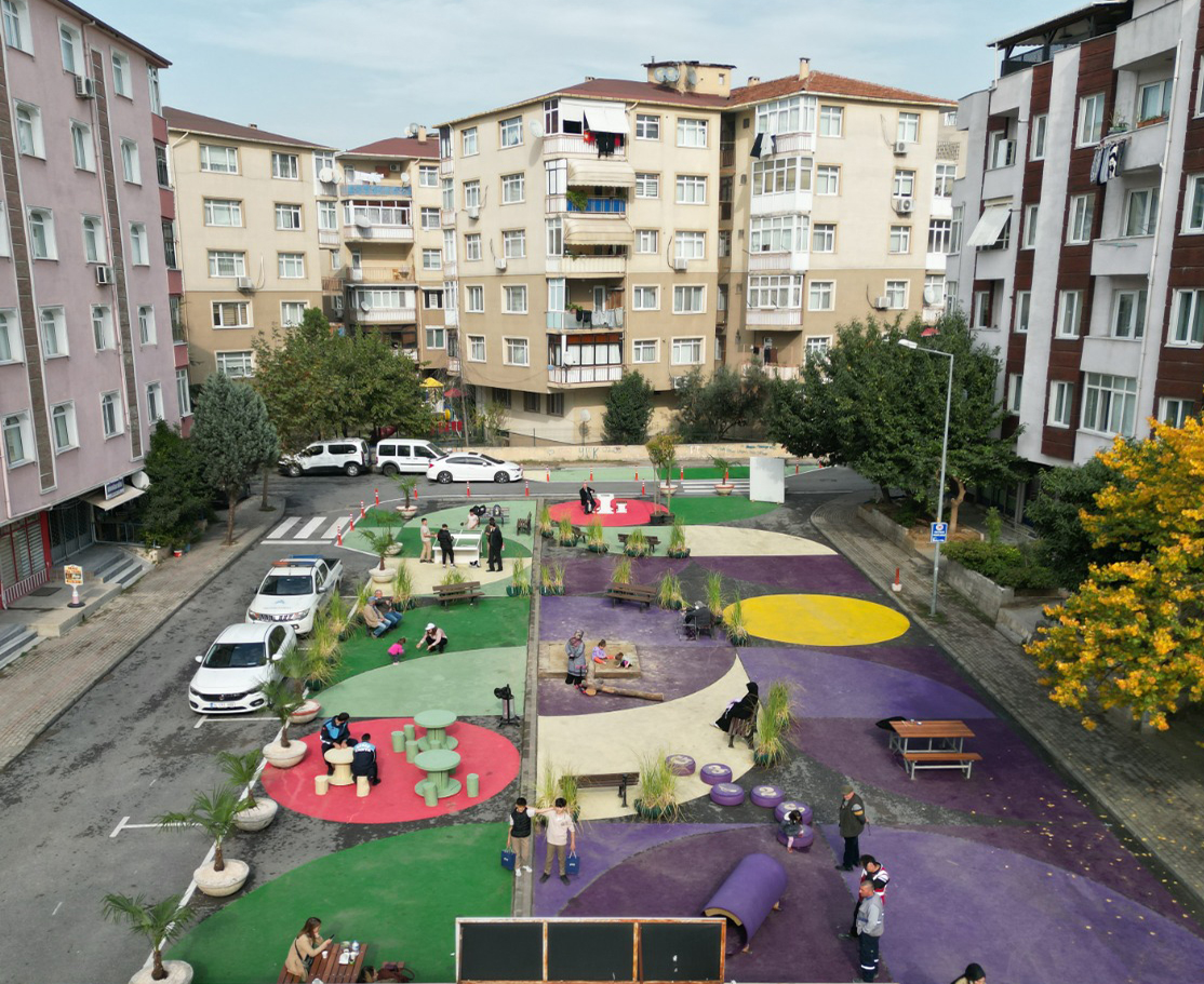 Birkaç sene önce Gebze'de, Sokaklar Dönüşüyor programı kapsamında hayata geçirdiğimiz bir sokak dönüşümünü paylaşmıştım. Geçtiğimiz yerel seçim öncesinde mahalle muhtarı alanı yeniden otoparka dönüştürmeyi seçim vaadi olarak sundu ve ne yazık ki eski haline geri döndü.