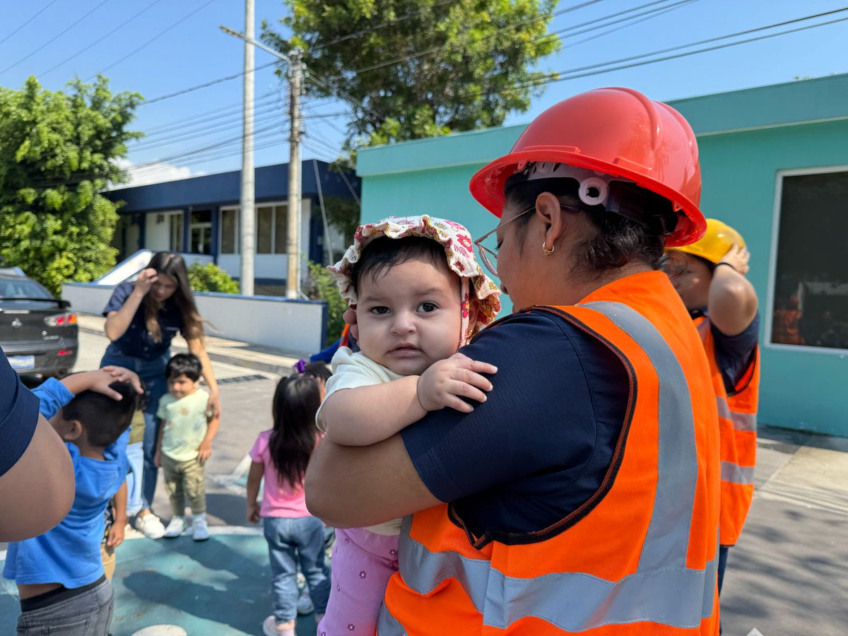 lindaamaya9's tweet photo. La seguridad también se aprende jugando y con cariño. Gracias al equipo de @CONAPINA_sv del CAPI por enseñarles con dedicación cómo cuidarse ante una emergencia. https://t.co/bk1Wc0sXES