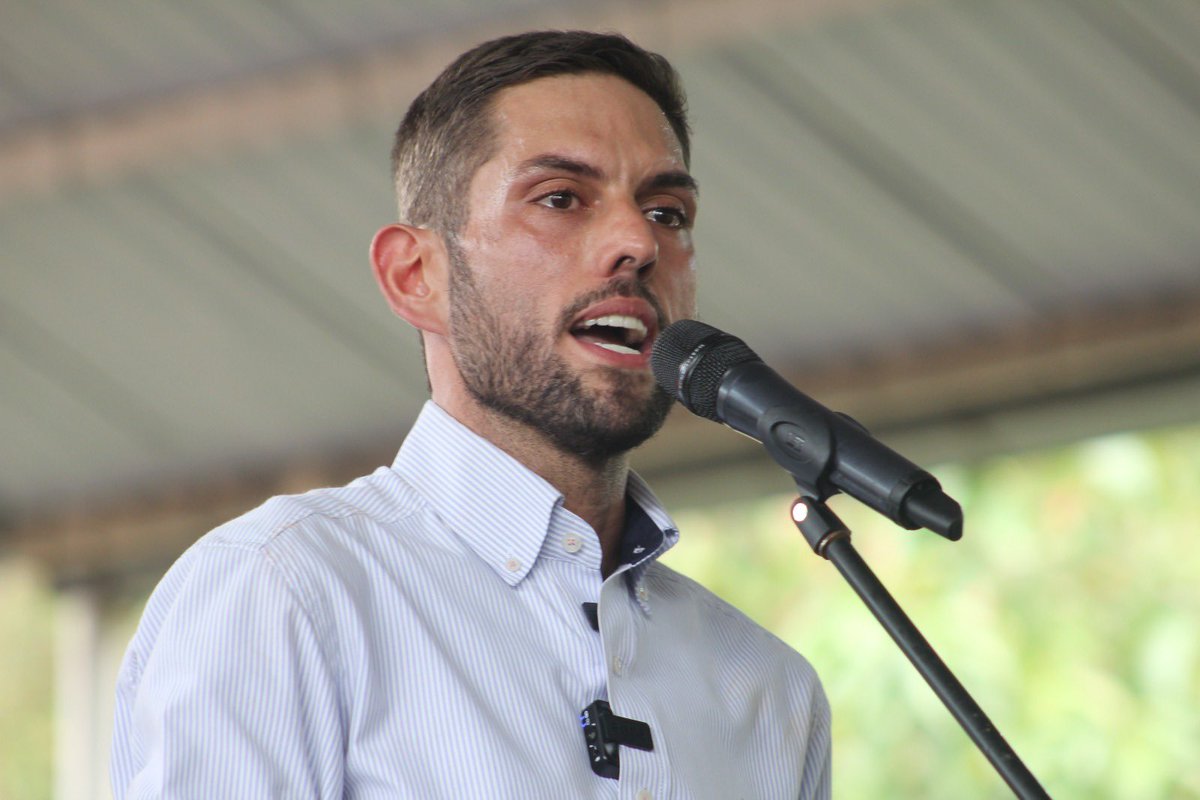 partidoUNT's tweet photo. Desde @untmiranda_ ,  acompañamos la candidatura de @JuanRequesens  a la gobernación del estado #Miranda. Admiramos su gallardía y su compromiso, no solo con los mirandinos, sino con todo el pueblo de Venezuela.

“¡El voto es nuestro! No permitamos que nos lo arrebaten. No dejemos que nos convenzan de que el voto no sirve”. #MirandaEsLaRazón #VenezuelaEsLaRazón #SeguimosDePie