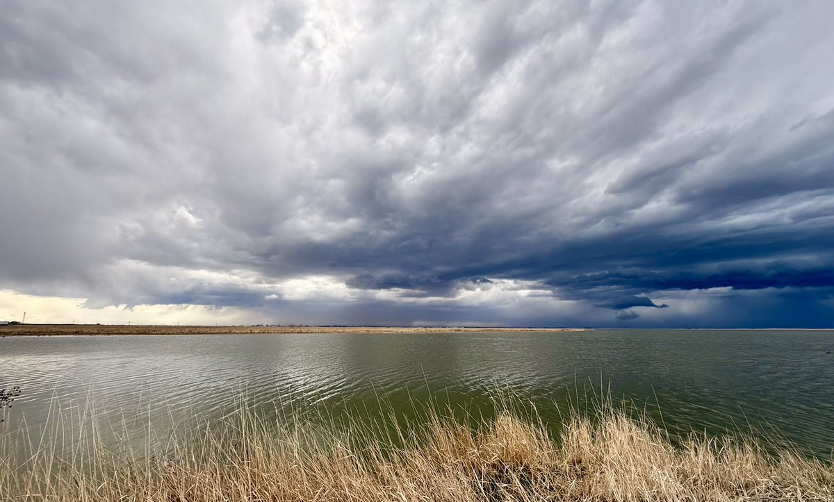 Clgb's tweet photo. First big thunderstorm of the year at #WeedLake #StormChaser #abstorm #yyc https://t.co/ZutLFlNhtU