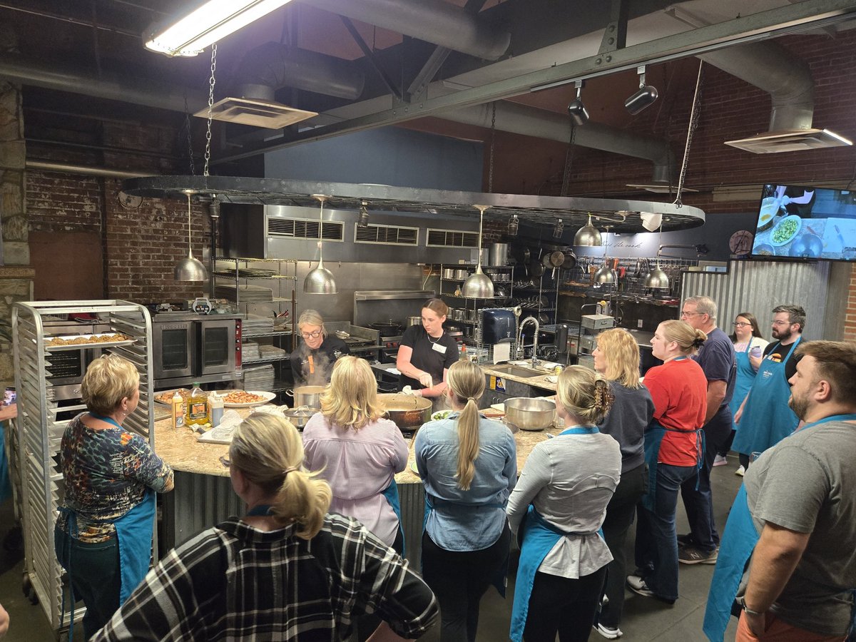 Bay_Sparks_30's tweet image. Got to help teach a cooking demo with chef Burgess and had an absolute blast! #ChefInTheMaking