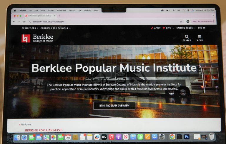 DFPfeatures's tweet image. Five hundred people, consisting mostly of Berklee College of Music students, filed into Brighton Music Hall April 25 for the sold-out Berklee Popular Music Institute’s 23rd annual showcase.
dailyfreepress.com/2025/04/28/ber…