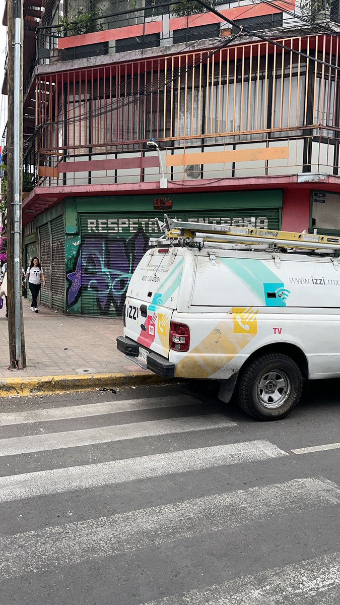 DIEGOSIERES's tweet photo. Esta camioneta de @izzi lleva tiempo estorbando mi entrada ayuda por favor @ovial_Ssccdmx https://t.co/C3zuGndAJj