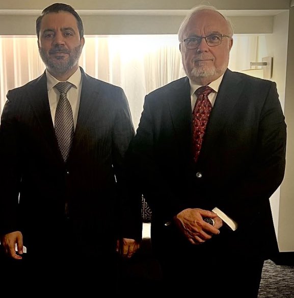 جنون وتهور وانفلات غير مفهوم!!

هل الشيباني يلهث سعياً لرضا الصهاينة؟

ما الذي يجمع وزير الخارجية السوري مع الحاخام الصهيوني المتطرف ابراهام كوبر الذي يعتبر من كبار الصهاينة المهاجمين للاسلام علانية وينظر لذلك، والداعم الكبير لابادة غزة وأحد عرابي اتفاقيات التطبيع (الإبراهيمية)؟