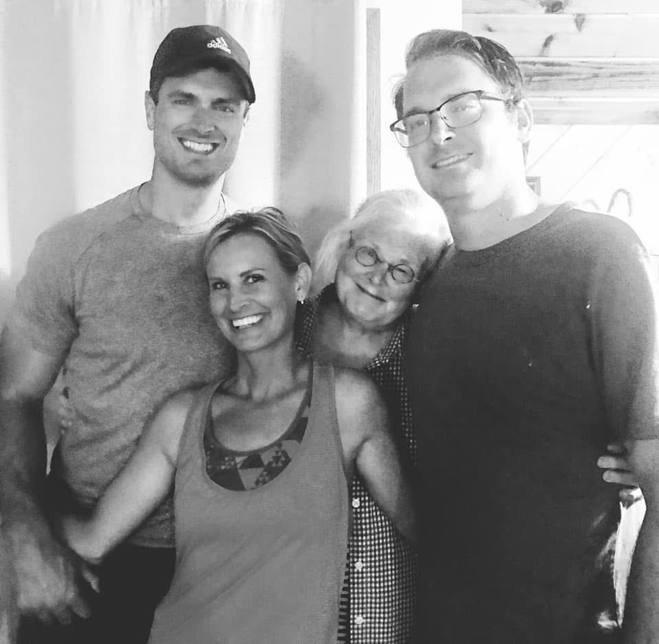 DougMeigs's tweet image. Rest in peace, my beautiful sister, Kit Meigs.
You can read a little bit about her life in our obit: legacy.com/us/obituaries/…
And please consider donating to this GoFundMe in support of my niece, Sophia: gofundme.com/f/aid-sophia-f…