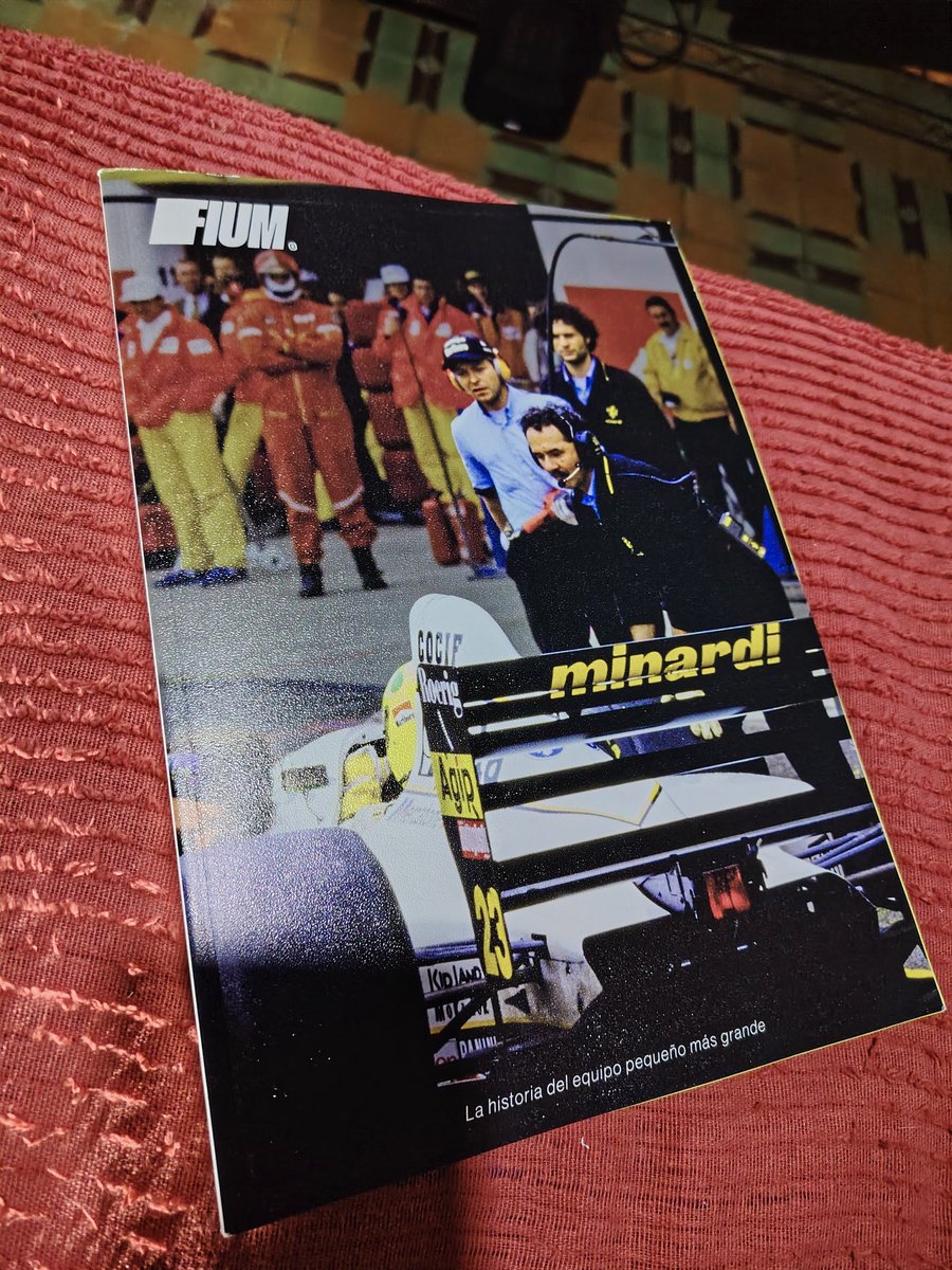 Llegó la primera de <a href="/revistafium/">Fium</a> de <a href="/victorabadf1/">Víctor Abad</a> a Uruguay!!! Espectacular está!