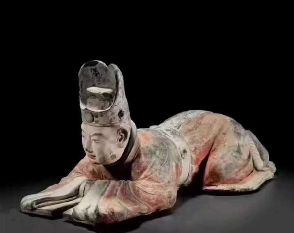 两国之间的关系，无论发展到何种地步，根本不存在跪与不跪的关系，只有潜意识里，做久了奴才，才会想到“跪”这个来自奴隶社会的词。国家的官媒，用跪与不跪来形容两国关系，是整个领导集体的脑子出了问题，医学上是受迫害妄想症的外在表现。两国经贸关系，合则互利，分则两散，可以不服，绝不能说不跪。