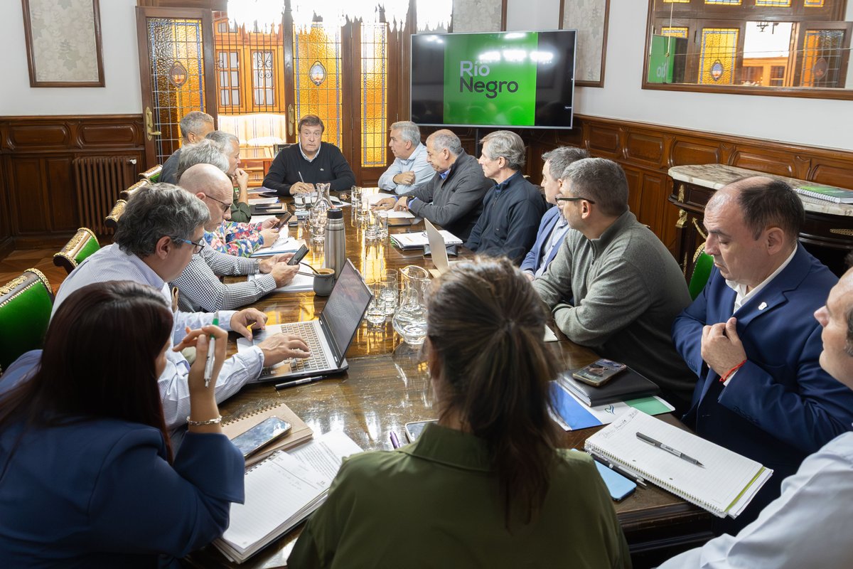 Gobierno de Río Negro (@rionegrogob) on Twitter photo 📍 GABINETE PROVINCIAL: TURISMO, INFRAESTRUCTURA Y SEGURIDAD EN AGENDA
El Gobernador <a href="/Weretilneck/">Alberto Weretilneck</a> encabezó una nueva reunión de Gabinete en Viedma, donde se abordaron temas estratégicos para el desarrollo de Río Negro.
✅ Se presentó el proyecto de creación de la Agencia 📍 GABINETE PROVINCIAL: TURISMO, INFRAESTRUCTURA Y SEGURIDAD EN AGENDA
El Gobernador <a href="/Weretilneck/">Alberto Weretilneck</a> encabezó una nueva reunión de Gabinete en Viedma, donde se abordaron temas estratégicos para el desarrollo de Río Negro.
✅ Se presentó el proyecto de creación de la Agencia