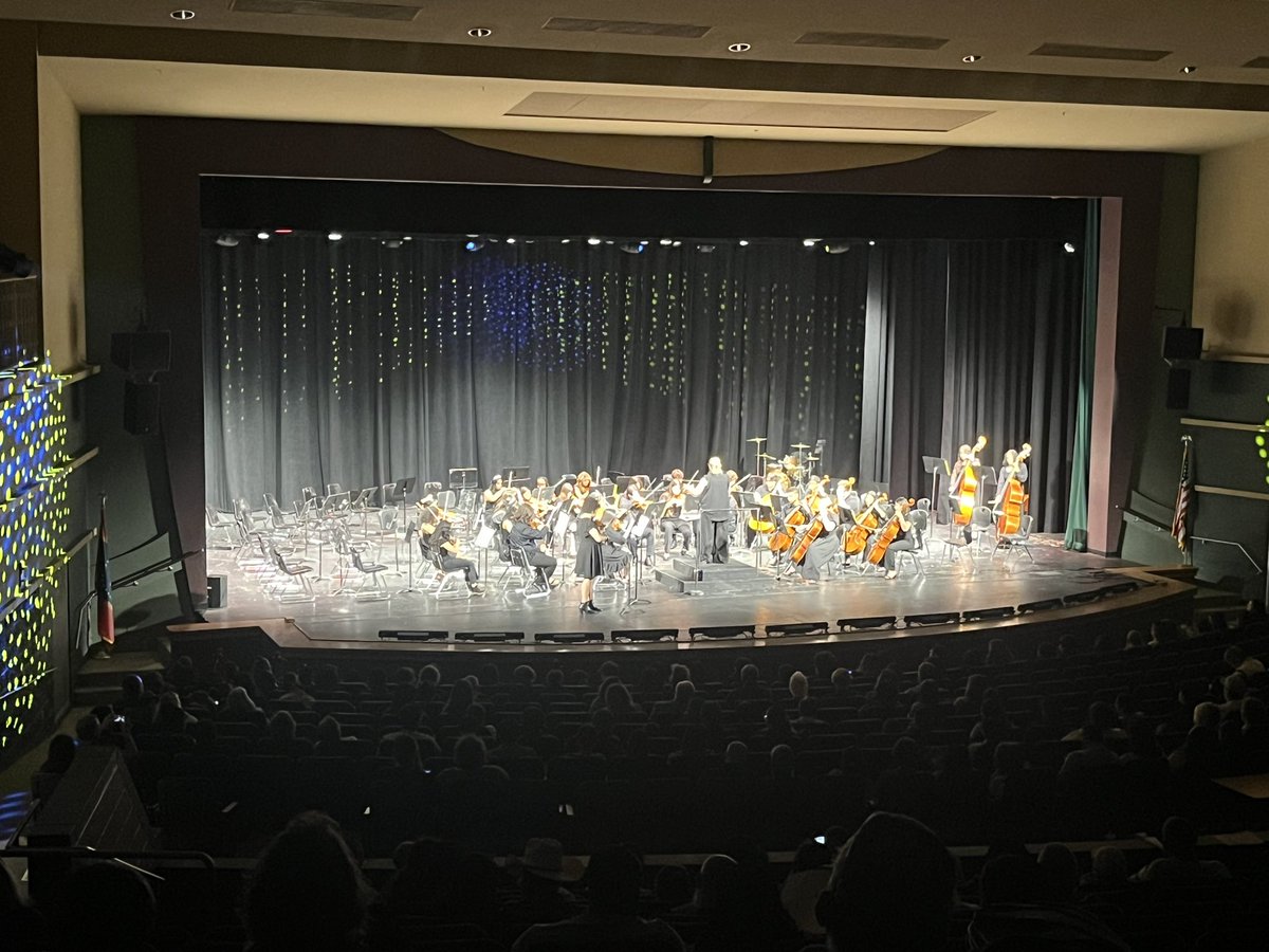 Tupelo High School Orchestra!
We also see a bunch of swimmers! 🎻 🏊‍♀️ 🌊 #lgw