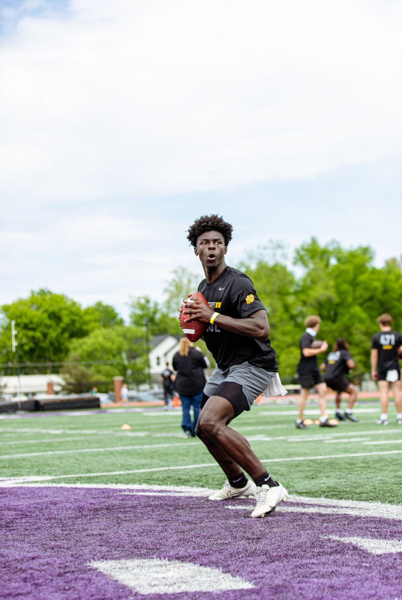 ESPN3ALLDAY's tweet photo. Caiden Wade is “LIKE THAT”

6’3 205 ‘27 QB went down to @Elite11 and put on a show. Placed 2nd overall underclassmen by 1 point. And finished in the Top 5 for accuracy. Kid is really like that!!!

@CaidenWade 
@SipSliders https://t.co/OnOmb7qfgE