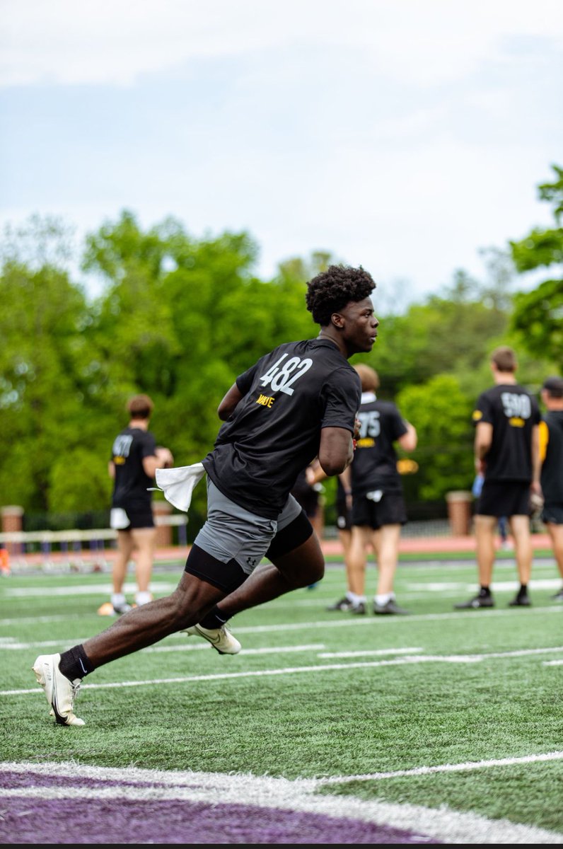 ESPN3ALLDAY's tweet photo. Caiden Wade is “LIKE THAT”

6’3 205 ‘27 QB went down to @Elite11 and put on a show. Placed 2nd overall underclassmen by 1 point. And finished in the Top 5 for accuracy. Kid is really like that!!!

@CaidenWade 
@SipSliders https://t.co/OnOmb7qfgE