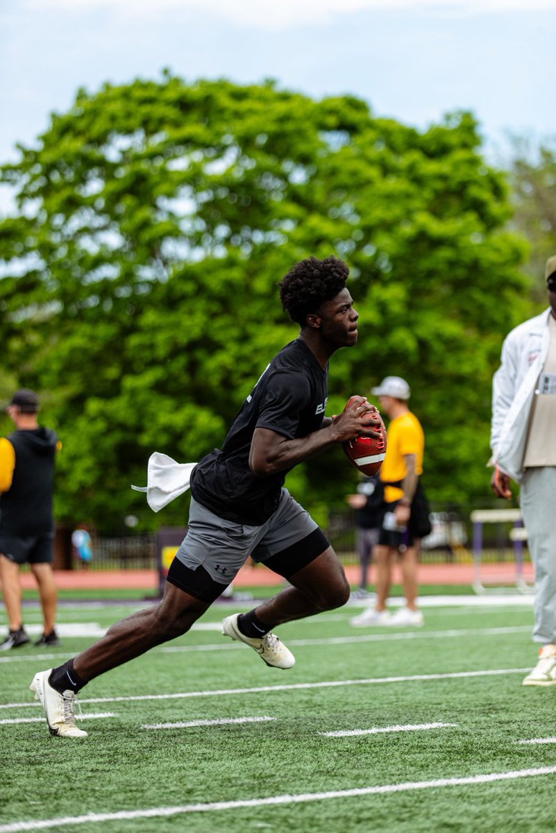 ESPN3ALLDAY's tweet photo. Caiden Wade is “LIKE THAT”

6’3 205 ‘27 QB went down to @Elite11 and put on a show. Placed 2nd overall underclassmen by 1 point. And finished in the Top 5 for accuracy. Kid is really like that!!!

@CaidenWade 
@SipSliders https://t.co/OnOmb7qfgE