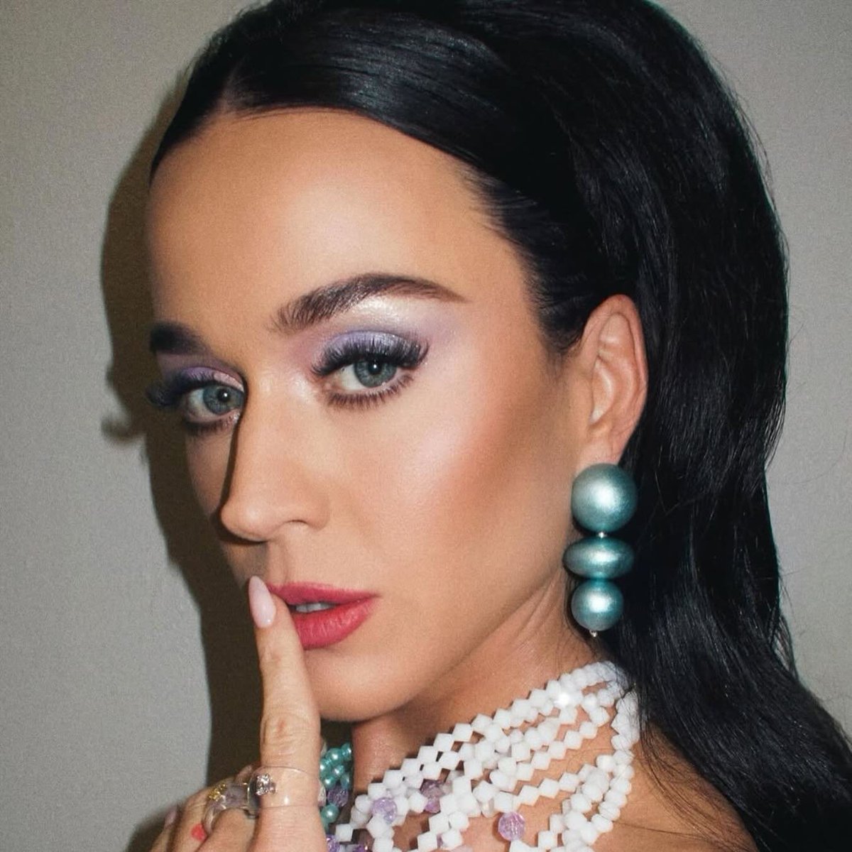 AcervoCharts's tweet photo. REAGIU! Katy Perry responde aos ataques que está recebendo:

“Quando o ‘online’ tenta me transformar numa piñata humana, eu mando amor de volta. A internet, muitas vezes, é um depósito de dores mal resolvidas e pessoas desequilibradas.” https://t.co/av4TeZMpoX