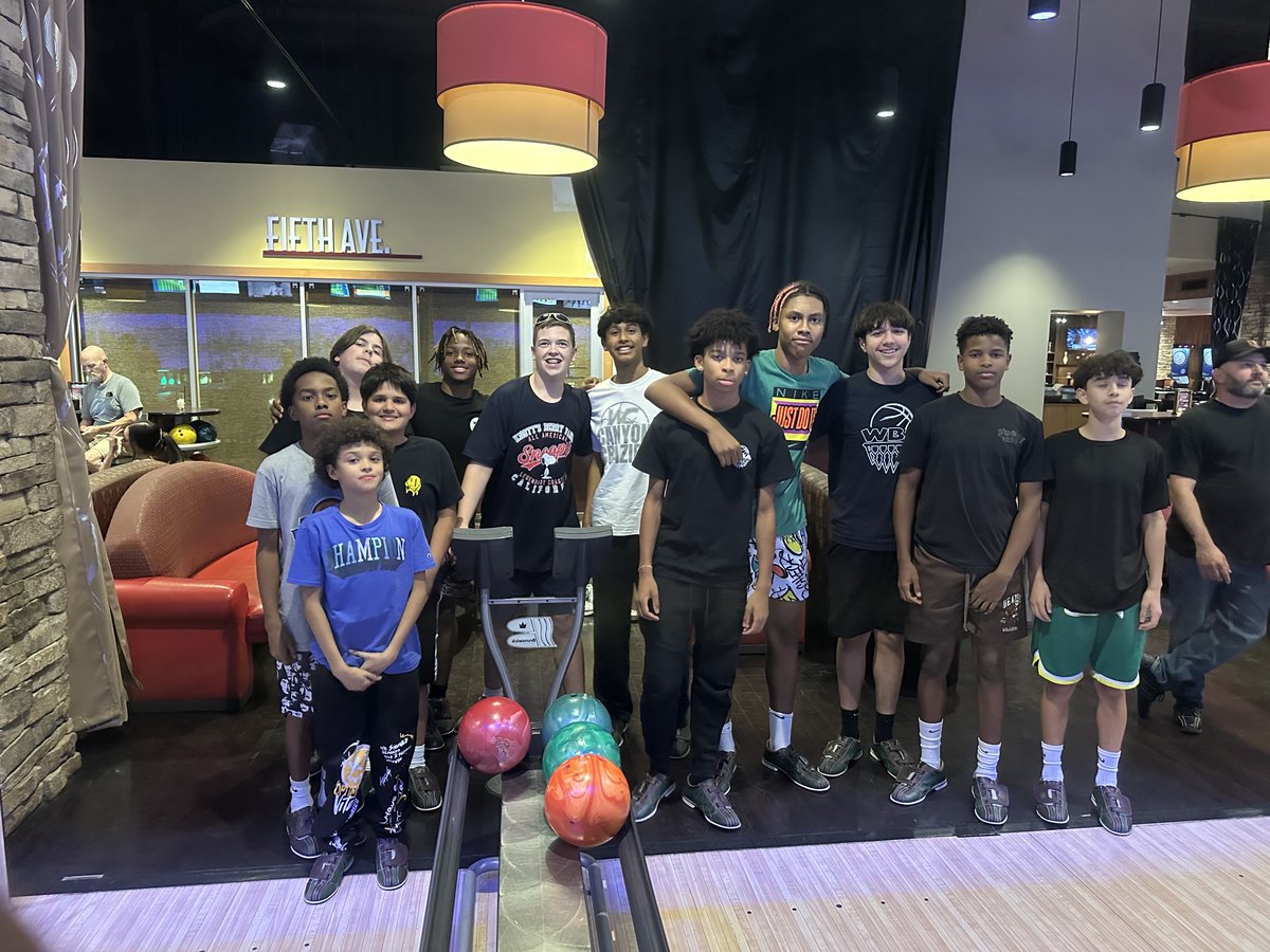 Boys basketball team bonding at Uptown Alley!