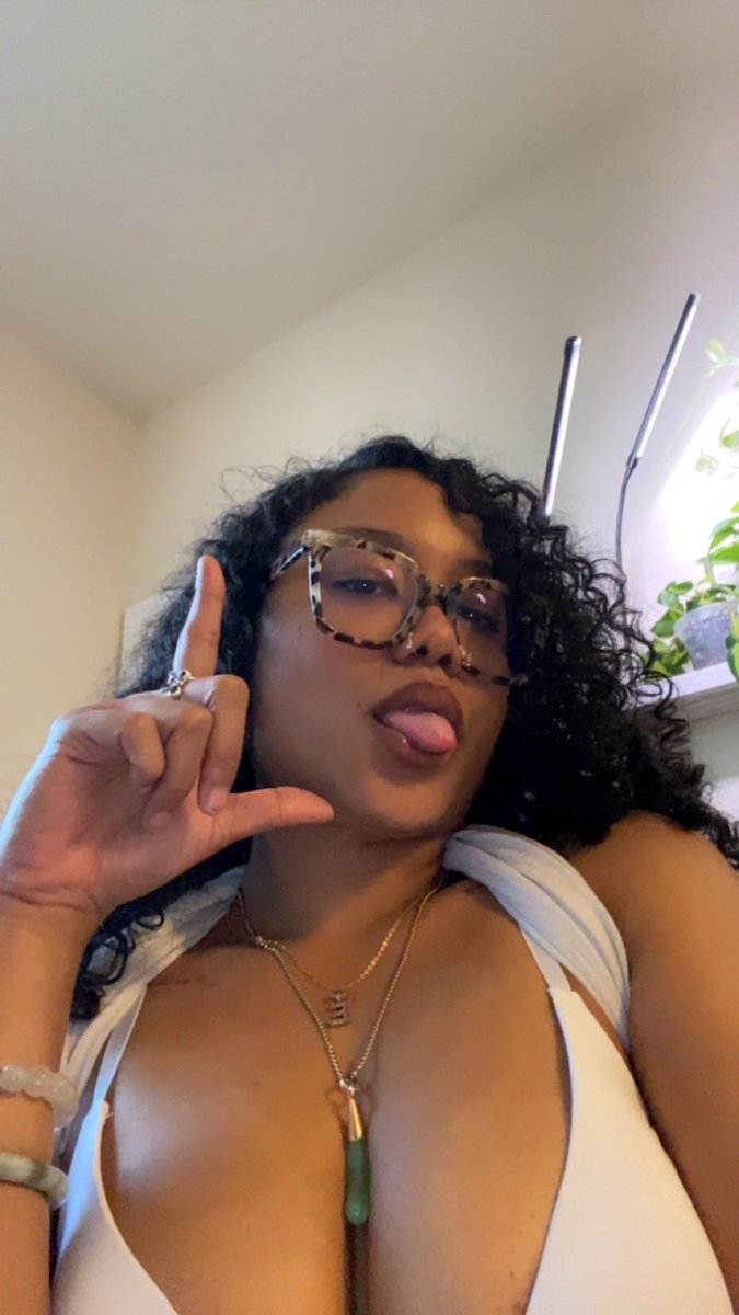 WorshipEmelia's tweet photo. You ever-dying wish (me), got new frames , hand over the chump change 😚 https://t.co/Xda5i1ap1K