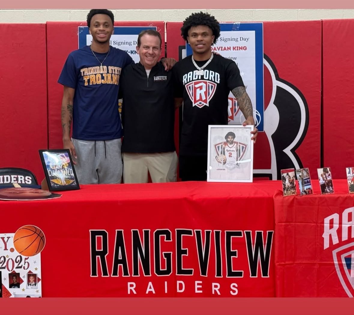 RaiderBoysHoops's tweet photo. Congrats to LD, Kenny &amp; KP on signing today! @5starkennyy @LadavianK https://t.co/2YWAeQYwyN