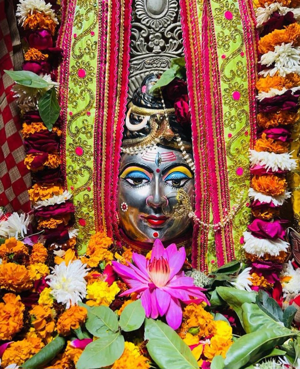 🌺।।जब वृंदावन के महारास में श्रीराधा-कृष्ण के दर्शनों की अभिलाषा में गोपी बन बैठे महादेव - गोपेश्वर महादेव कथा।।🌺

A Thread 🧵 

एक बार शरद पूर्णिमा की शरत-उज्ज्वल चाँदनी में वंशीवट यमुना के किनारे श्याम सुंदर साक्षात मन्मथनाथ की वंशी बज उठी। श्रीकृष्ण ने छ: मास की एक रात्रि