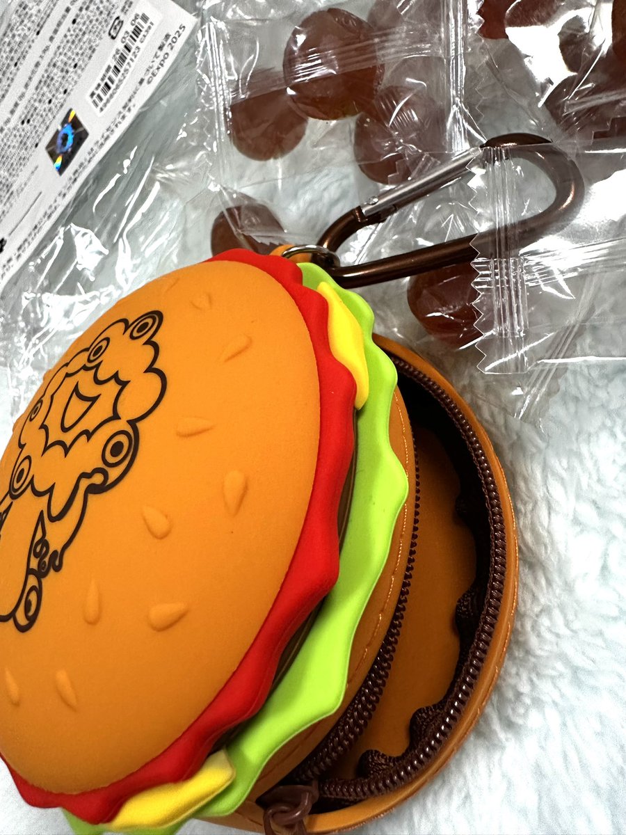 一目惚れしたハンバーガーにミャクミャクの刻印入ったデザインの