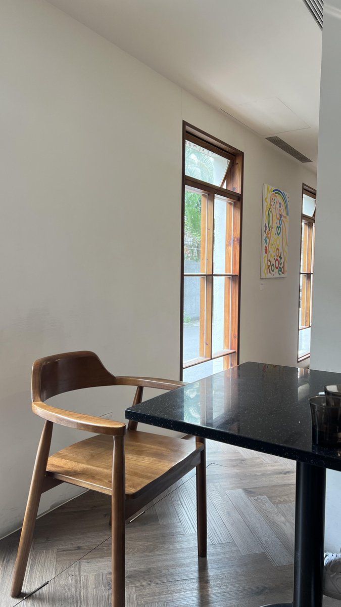 Toast with eggs and vegetables, paired with a latte, makes for just the perfect morning.☕️✨