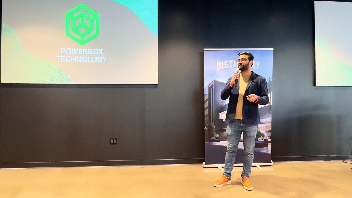 alexsolc's tweet image. #ACEIllinois2025 durante nuestra visita a Distillery Labs en Peoria, fue un orgullo conocer el emprendimiento #PowerBox del costarricense Oscar Azofeifa🇨🇷, quien presentó su startup en energía renovable portátil, conectando a Limón🇨🇷 con @UofIllinois #OrgulloTico #CLEANenergy