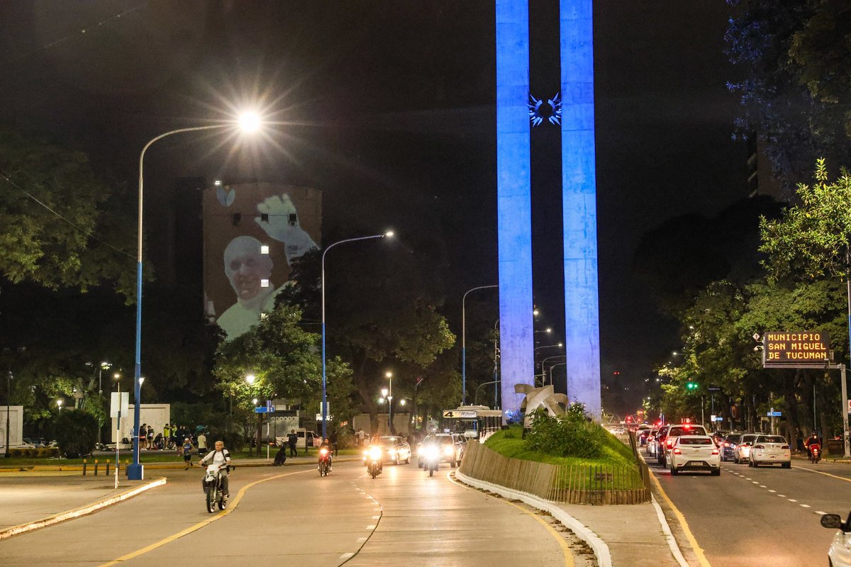💫Que su rostro empape por siempre nuestra ciudad. Que su recuerdo derribe los muros de la guerra. Y que la bondad en su sonrisa nos toque el corazón, para ayudarnos a ser mejores con el prójimo.

🙏🏻Queridos vecinos, cuando miren hacia arriba, quizás puedan encontrarlo en las