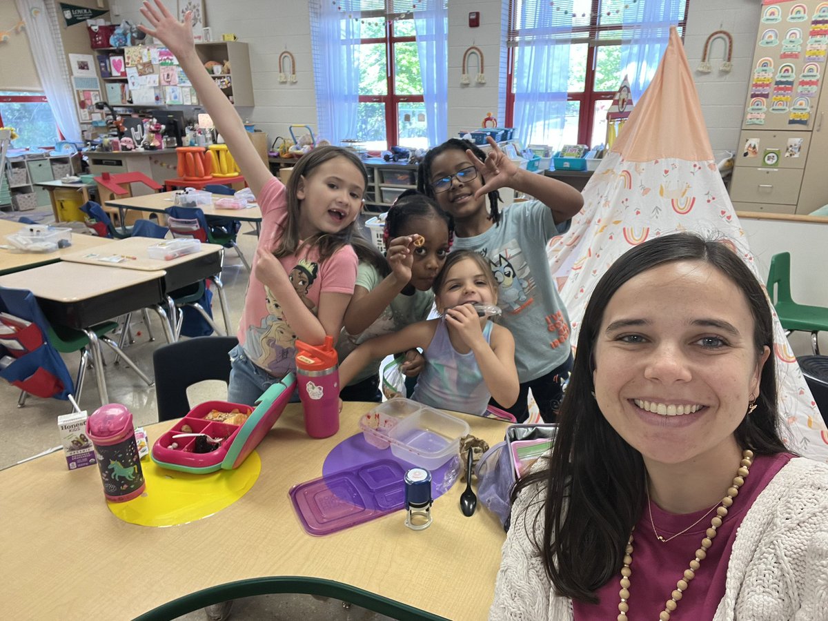 Lunch bunch fun!! <a href="/SolleyAACPS/">SolleyAACPS</a> #belonggrowsucceed