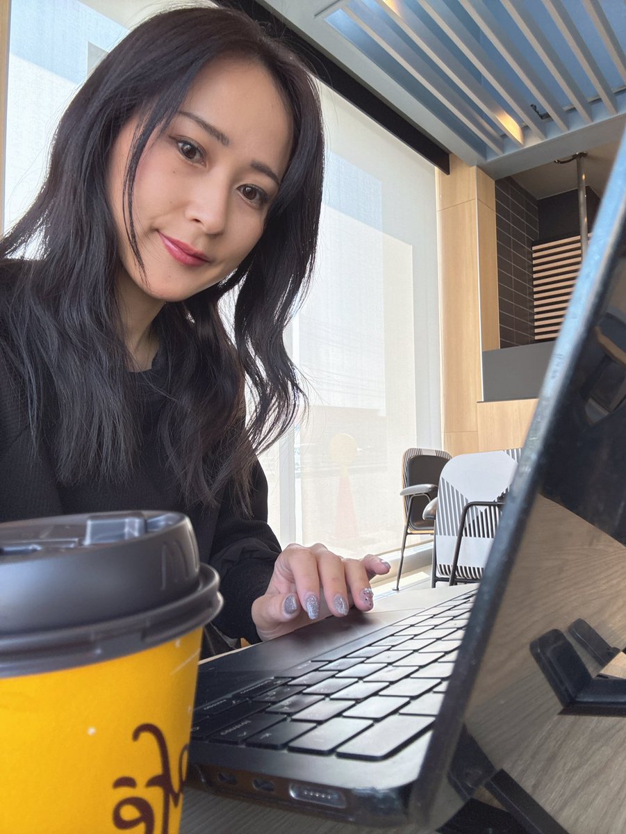 web_seia's tweet photo. おはようございます🌼
(朝から作業風景失礼します🙌)
✅本日のタスク
・8時半-10時半 作業
・11時-13時半　別お仕事
・14時-15時　子供の懇談
・16時- 打ち合わせ

今日はみっちりな一日なので、朝から気合い入れてスタート❤️‍🔥
#webデザイナー https://t.co/g8xCono5uD