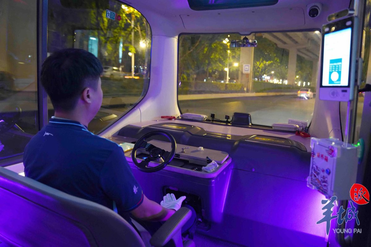 CulturalLingnan's tweet image. On the evening of April 28th, an #autonomous #minibus entered Dongfeng Road in downtown #Guangzhou. At 7:00 PM on April 29th, the first autonomous bus route on a major thoroughfare in downtown Guangzhou, &quot;#Yangcheng Smart Bus Cultural #Tourism Demonstration Line&quot; on Dongfeng…