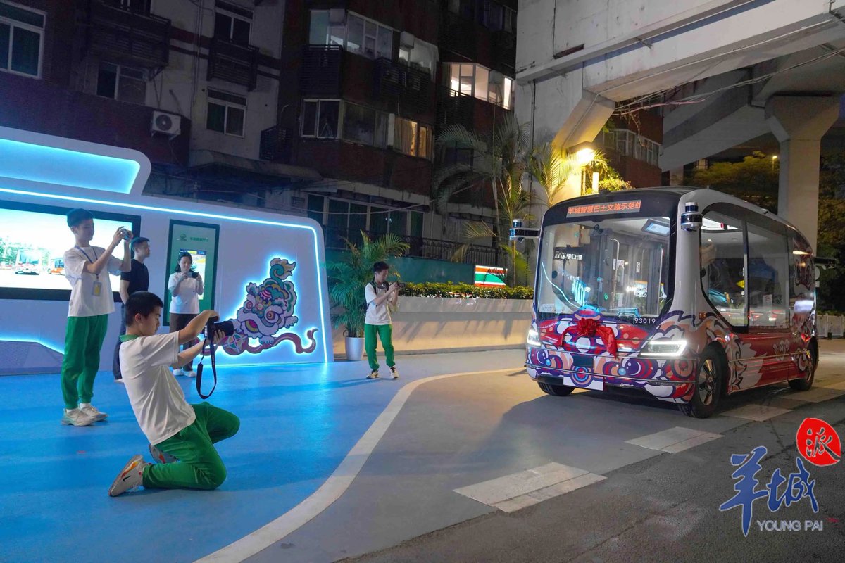 CulturalLingnan's tweet image. On the evening of April 28th, an #autonomous #minibus entered Dongfeng Road in downtown #Guangzhou. At 7:00 PM on April 29th, the first autonomous bus route on a major thoroughfare in downtown Guangzhou, &quot;#Yangcheng Smart Bus Cultural #Tourism Demonstration Line&quot; on Dongfeng…