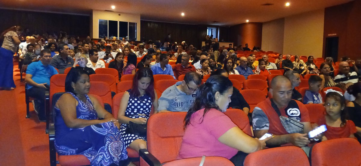 Comenzó en el teatro #LasTunas gala en saludo al #1Mayo #PorCubaJuntosCreamos