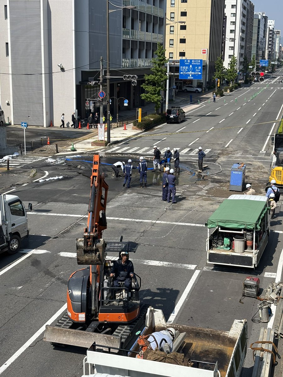 kazujapa's tweet photo. 国道1号線というか五条通りが冠水で通行止め、五条通り西向きは大渋滞でした😩
GWにも関わらず、復旧に携わってる方、ご苦労様です🙇‍♂️ https://t.co/skNqrixz27
