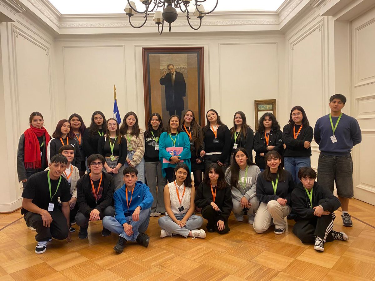 Vero Figueroa Huencho (@verofigueroah) on Twitter photo En tiempos donde es importante hablar de memoria y democracia, con mis estudiantes de primer año de Administración Pública de la <a href="/EGGP_UCHILE/">EGGP UCHILE</a> visitamos el Palacio de la Moneda, como parte importante de su formación profesional🌺💜 En tiempos donde es importante hablar de memoria y democracia, con mis estudiantes de primer año de Administración Pública de la <a href="/EGGP_UCHILE/">EGGP UCHILE</a> visitamos el Palacio de la Moneda, como parte importante de su formación profesional🌺💜